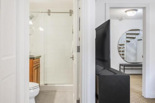 Un baño de New Listing 3BR 3BA Condo - Steps to Gondola