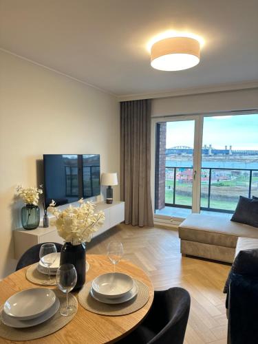 a living room with a table and a couch at Apartament Premium Zamkowa B12 in Tczew