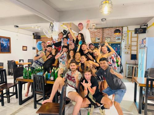 ハード・リンにあるTIKI HOSTELの部屋の中で写真を撮る人々のグループ