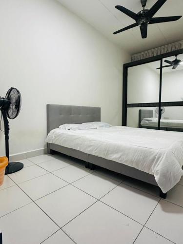 Un dormitorio con una cama y un ventilador de techo. en ML Homestay, en Kampung Seelung