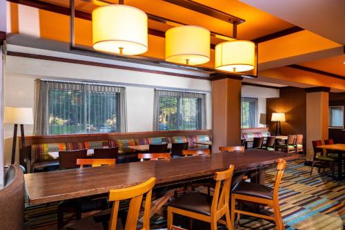 Ein Sitzbereich in der Unterkunft Fairfield Inn Battle Creek