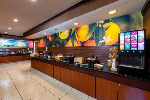 ein Fast-Food-Restaurant mit einer Theke mit Essen in der Unterkunft Fairfield Inn Battle Creek in Battle Creek