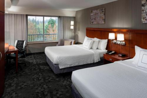 Postel nebo postele na pokoji v ubytování Courtyard by Marriott Seattle Kirkland
