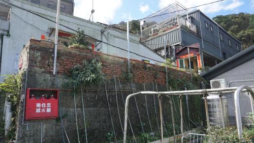 a brick wall with a red box on it at Linyuan Village in Jiufen