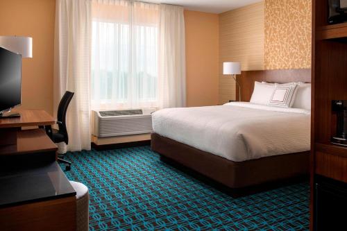 a hotel room with a bed and a window at Fairfield Inn & Suites by Marriott Buffalo Amherst/University in Amherst