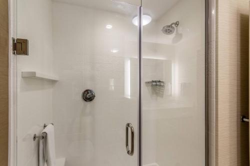 Ένα μπάνιο στο Fairfield Inn & Suites by Marriott Butte