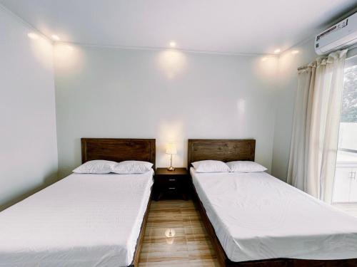Giường trong phòng chung tại Endless Summer Villa Bauan Batangas