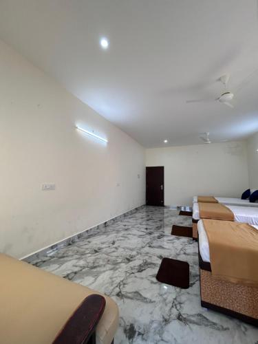 Ένα ή περισσότερα κρεβάτια σε δωμάτιο στο DSS HOME STAY Just 500 Meter Girivalam Road