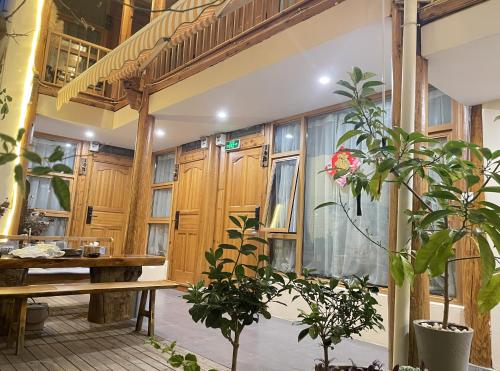 Big Tree Guesthouse - Naxi old styleにあるキッチンまたは簡易キッチン