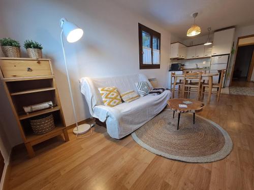 Postel nebo postele na pokoji v ubytování LA GINESTA 3, Apartaments de muntanya