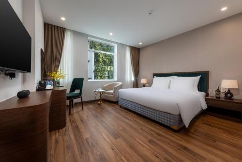 una habitación de hotel con una cama y un televisor en Hanoi Vista Hotel, en Hanói