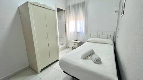 Ένα ή περισσότερα κρεβάτια σε δωμάτιο στο Hostal Carlos III