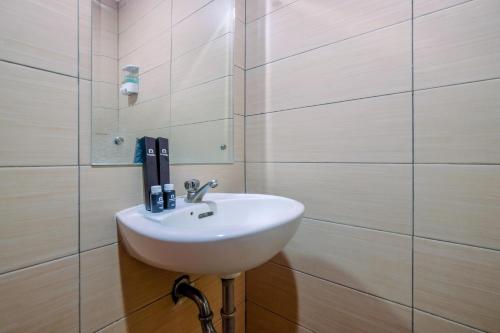 Ένα μπάνιο στο Comfy and Modern Margonda Residence 5 Studio Apartment By Travelio
