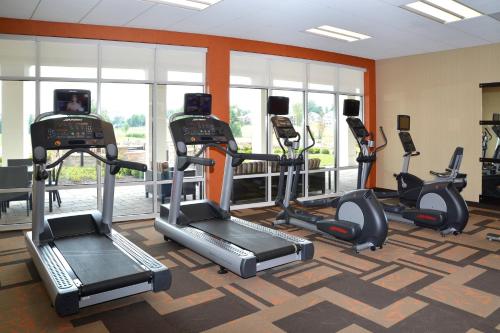 a gym with treadmills and ellipticals in a room at Courtyard by Marriott Youngstown Canfield in Canfield
