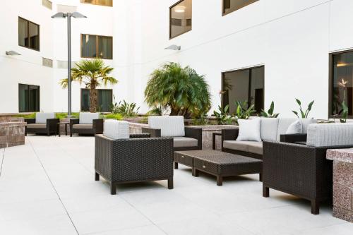 Гостиная зона в Courtyard by Marriott Redwood City