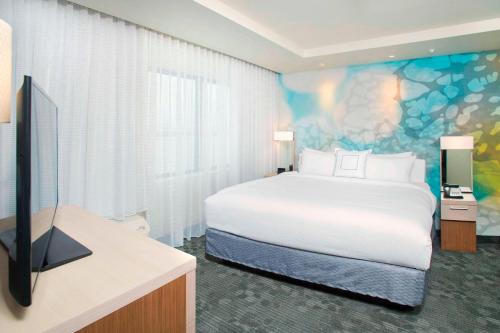 Кровать или кровати в номере Courtyard by Marriott Redwood City