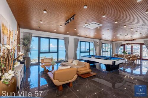 Χώρος καθιστικού στο Sun Villa 57 - View Trực Diện Biển