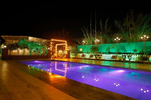 - une piscine éclairée la nuit dans l'établissement Hashtag Travellers By Mody Stays, à Lonavala