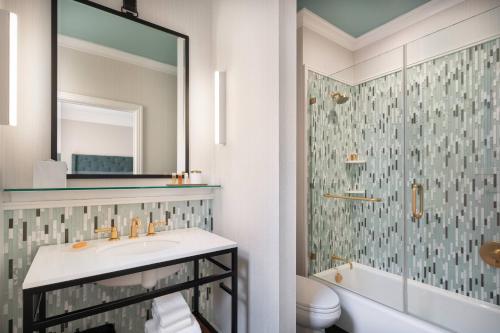Courtyard by Marriott San Francisco Downtown/Van Ness Ave Image