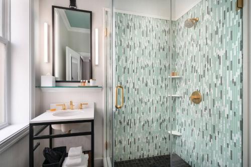 Courtyard by Marriott San Francisco Downtown/Van Ness Ave Image