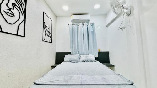 チェンナイにあるOyster Stay - 3BHK - Luxury Apartmentの小さな客室で、ベッドが中央にあります。