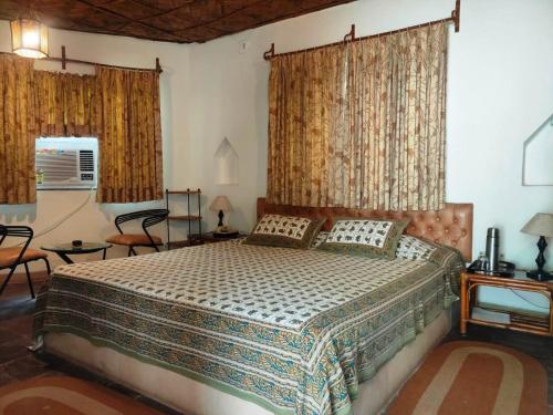 Postel nebo postele na pokoji v ubytování Chhuti Holiday Resort