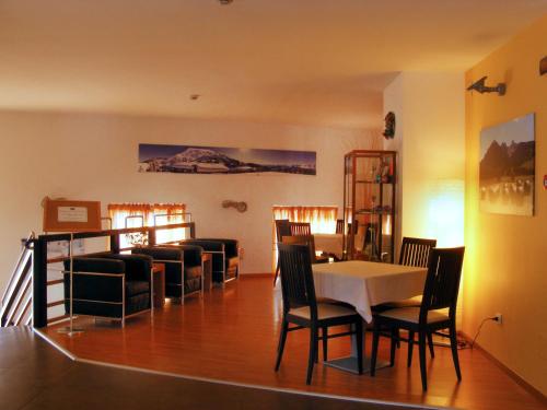 ヴァソンにあるHotel Dolomiti Chaletのリビングルーム(テーブル、椅子、ソファ付)