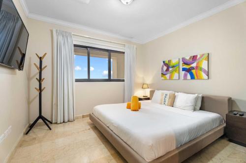 Un dormitorio con una gran cama blanca y una ventana. en PC312 - Pool View - 1BR Perfect for a couple - Close to Palm Beach, en Palm-Eagle Beach