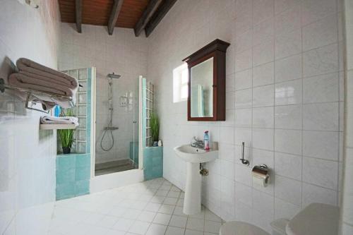 Ένα μπάνιο στο PB98B - Private Villa with pool - 5min from Palm Beach - 5BR house