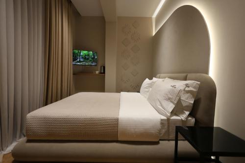 a bedroom with a bed and a tv on a wall at Beratinus1 in Berat