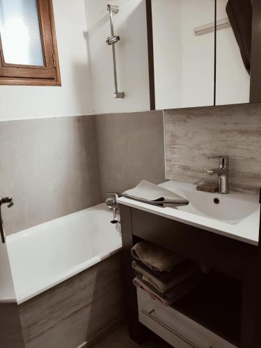 une salle de bain avec un lavabo et une baignoire dans l'établissement Studio RDC 4-5 pers pied des pistes, à Chaillol