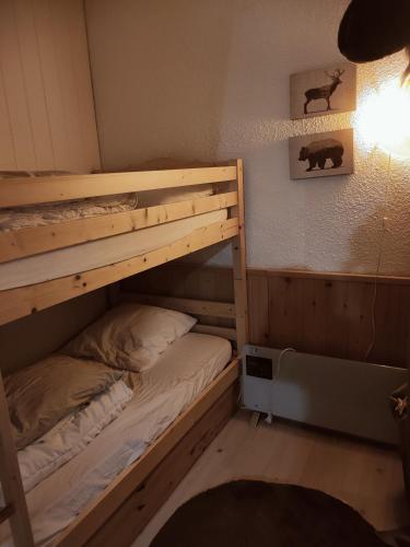 une chambre avec deux lits superposés dans une pièce dans l'établissement Studio RDC 4-5 pers pied des pistes, à Chaillol