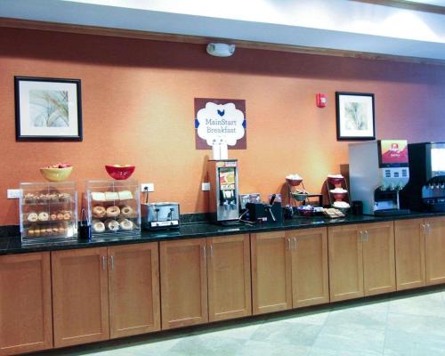 een balie in een restaurant met aasteryasteryasteryasteryasteryasteryasteryasteryasteryasteryastery bij MainStay Suites Tioga in Tioga