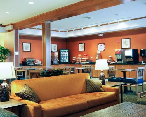 een wachtkamer met een bank in een restaurant bij MainStay Suites Tioga in Tioga