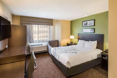 ウエスト・バレーシティにあるSleep Inn West Valley City - Salt Lake City Southのベッドとテレビがあるホテルの部屋