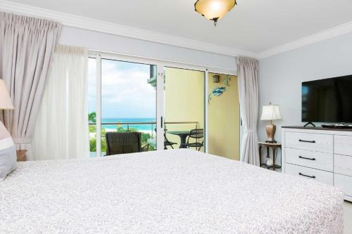 TV a/nebo společenská místnost v ubytování Beachfront - Glamour View 3BR condo - E422