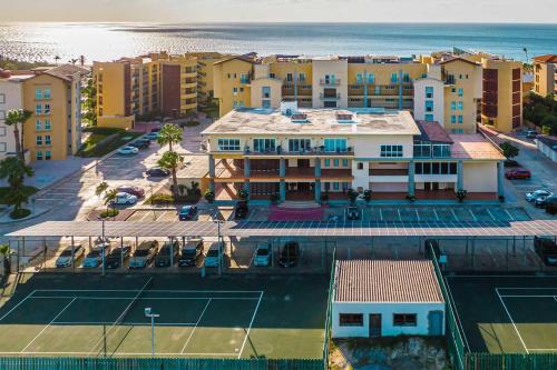 Tenis a/nebo squash v ubytování Beachfront - Glamour View 3BR condo - E422 nebo okolí