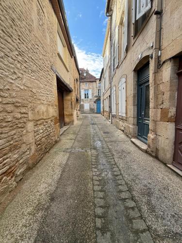 an empty street in an alley between two buildings at La Loge Lingonne in Langres