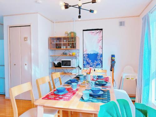 Foto da galeria de Ikebukuro area, three layer house, double subway,5 min walk to stn, 双地铁车站步行5分 直达新宿 涩谷 银座 池袋 皇居 可免费停车 最大10人 em Tóquio