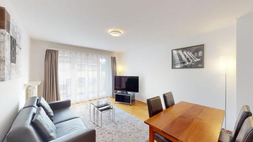 Executive 2 BR flat near to the lake - D10