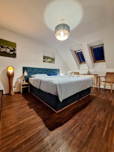 Postel nebo postele na pokoji v ubytování Pension Sebastian a vinný bar Prostě SKLEP