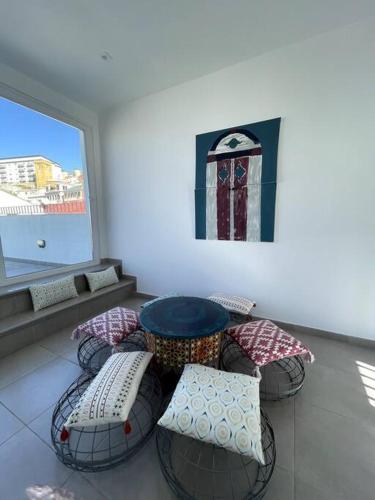 Χώρος καθιστικού στο Luxury 2-BR Apartment in The Nook with Lift Access and Prime Central Location