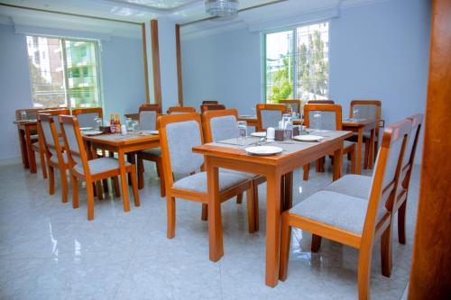 Ein Restaurant oder anderes Speiselokal in der Unterkunft Hotel Rolax 