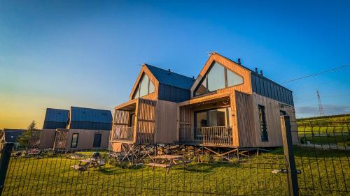 Φωτογραφία από το άλμπουμ του Beskid Sielski - klimatyczne domki w Lipowej z widokiem na góry i sauną - Dream Apart σε Ζίβιετς