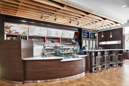a fast food restaurant with a counter with stools at Courtyard Shreveport-Bossier City/Louisiana Boardwalk in Bossier City