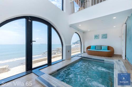 Postel nebo postele na pokoji v ubytování Sun Villa 65 - View Biển Trực Diện