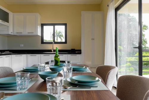 a dining room table with blue dishes on it at Casa Vista Mar in Río San Juan