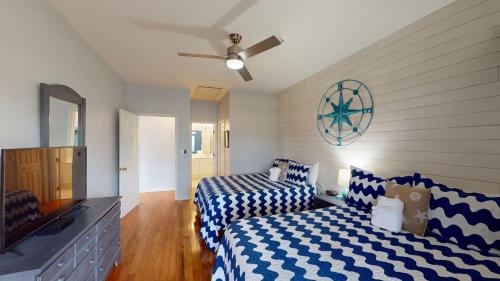 a bedroom with two beds and a ceiling fan at 2 Bedroom Villa in Gated Litchfield by the Sea in Pawleys Island