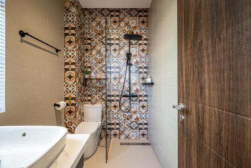 a bathroom with a toilet and a sink and a shower at AnnA Home Novaworld Phan Thiết in Bình Tú