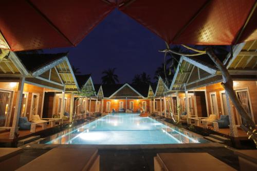 a swimming pool in a resort at night at Villa Nusa Summerville in Gili Trawangan